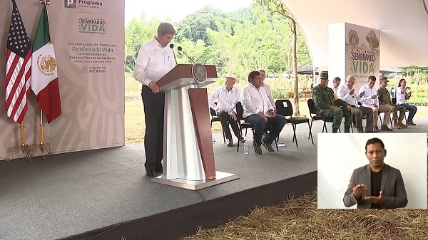 John Kerry defiende energías limpias ante AMLO