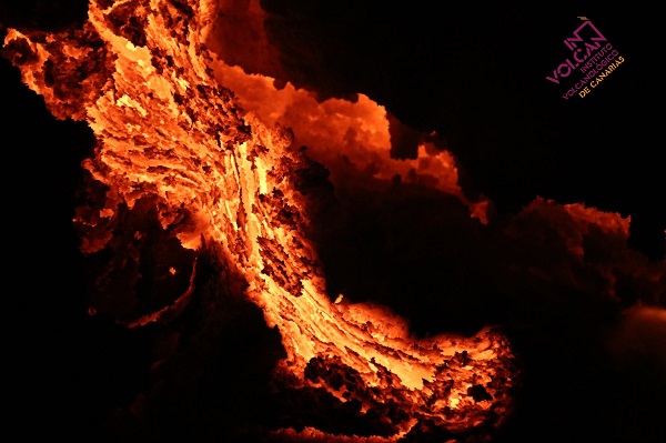 La lava no se detiene en La Palma, España