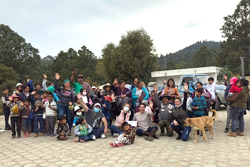 Entregan frazadas a familias de escasos recursos en la Sierra Nororiental