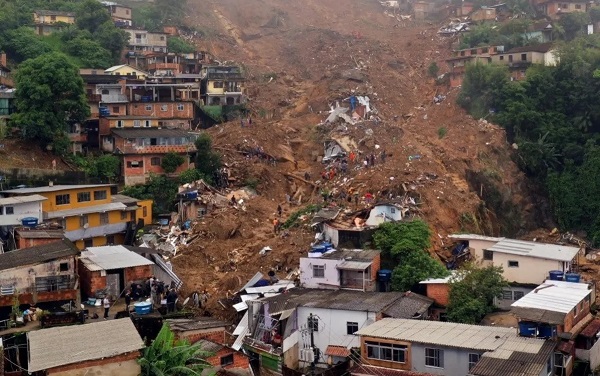 Reportan unos 55 muertos tras las severas inundaciones y deslaves en Petrópolis, Brasil