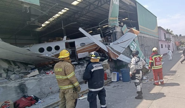 Cae avioneta en tienda de autoservicio en Temixco, Morelos