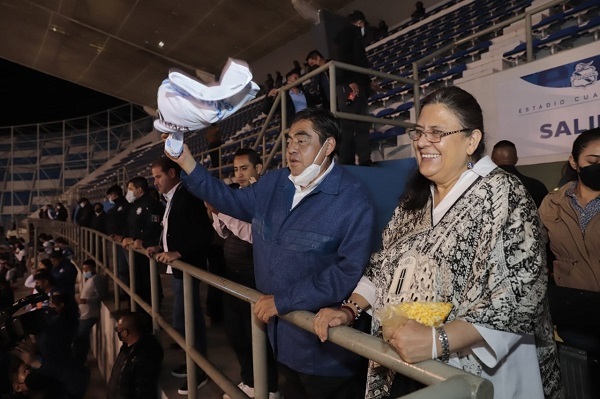 El gobernador Miguel Barbosa convivió con grupos de animación del Club Puebla en el Cuauhtémoc