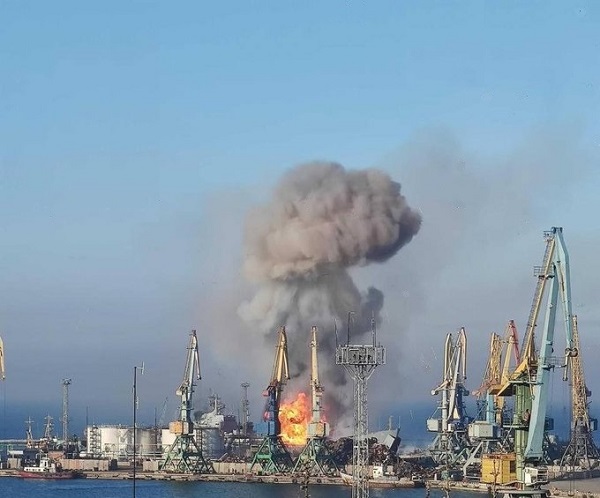 Ucrania asegura haber destruido un buque de guerra ruso en el puerto de Berdyansk