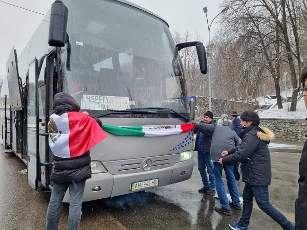 Salen 18 mexicanos de Kiev, Ucrania en autobús