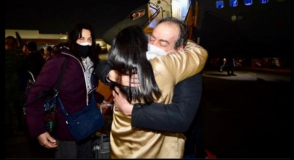 Llega avión con mexicanos que dejaron Ucrania, tras invasión rusa