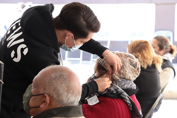 Realiza SEDIF jornada extraordinaria de entrega de aparatos auditivos en la capital