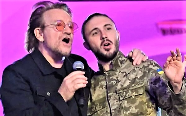 Presentan Bono y The Edge un show en el metro de Kiev