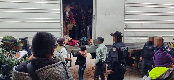 Interceptan dos tráileres con 431 migrantes en Tlaxcala