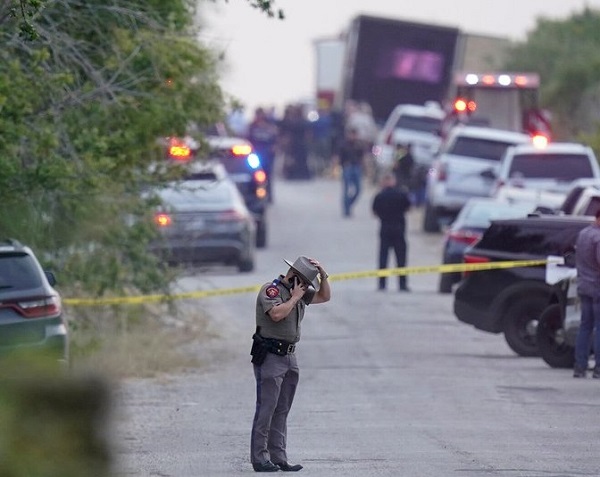Suman 50 migrantes muertos en un camión abandonado en Texas