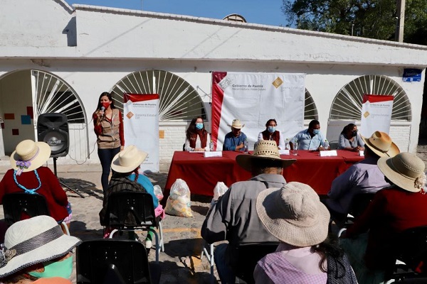 Con paquetes alimentarios, SEDIF beneficia a adultos mayores de Azumiatla
