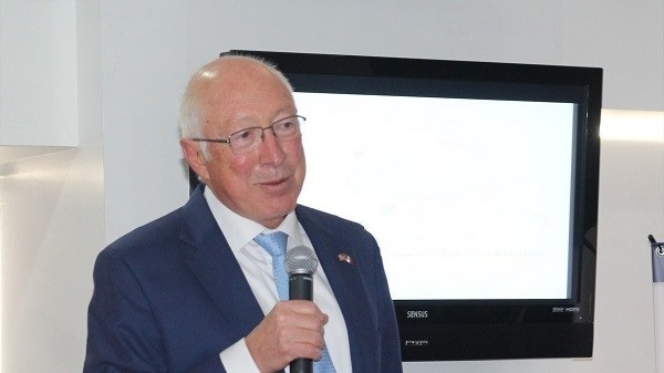 Regula armas en EU fortalecerá la seguridad: Ken Salazar