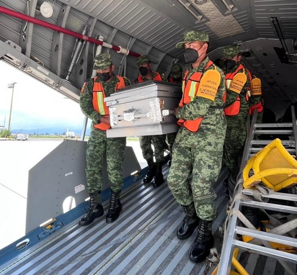 Arriba a México tercer vuelo militar con cuerpos de migrantes fallecidos en Texas