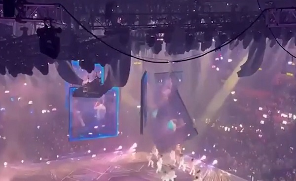 Cae pantalla de video gigante sobre unos bailarines en un concierto de la agrupación Mirror