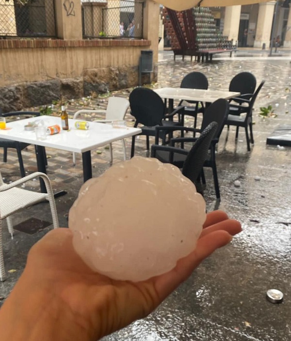 Fallece bebé de 20 meses por el impacto de una bola de hielo en España