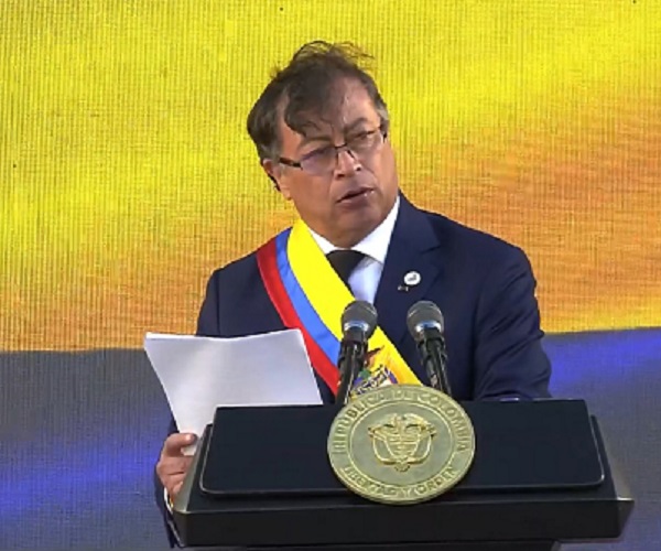 Gustavo Petro jura como primer presidente de izquierda de Colombia