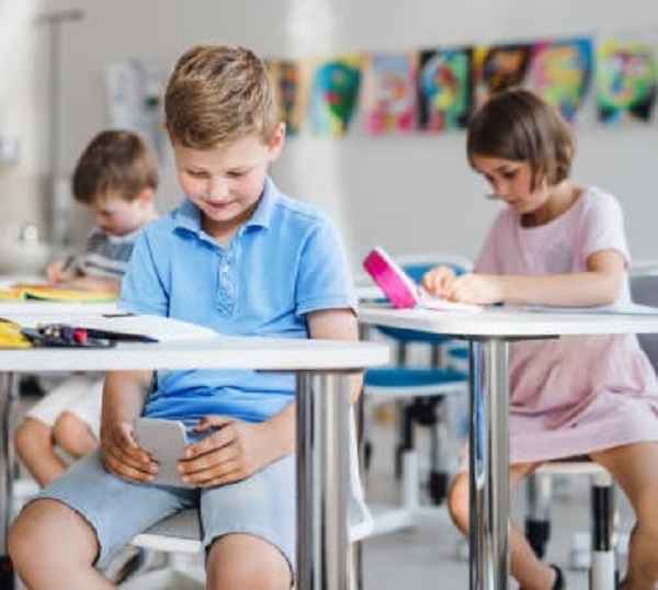 Prohíben en Rusia uso de teléfonos durante clases