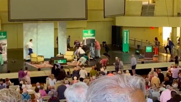 Apuñalan al escritor Salman Rushdie durante un evento en Nueva York