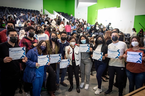 Entrega la rectora Lilia Cedillo becas de la Fundación BBVA a estudiantes BUAP