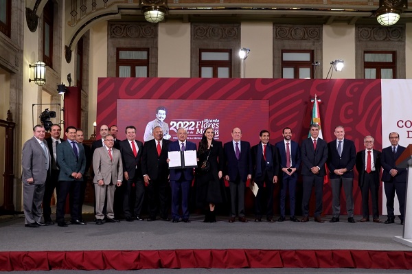 AMLO firma un acuerdo contra la inflación con empresarios