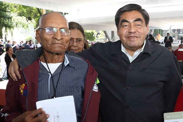 Gobierno estatal facilita reencuentro de 28 poblanos con sus hijos en EE.UU.