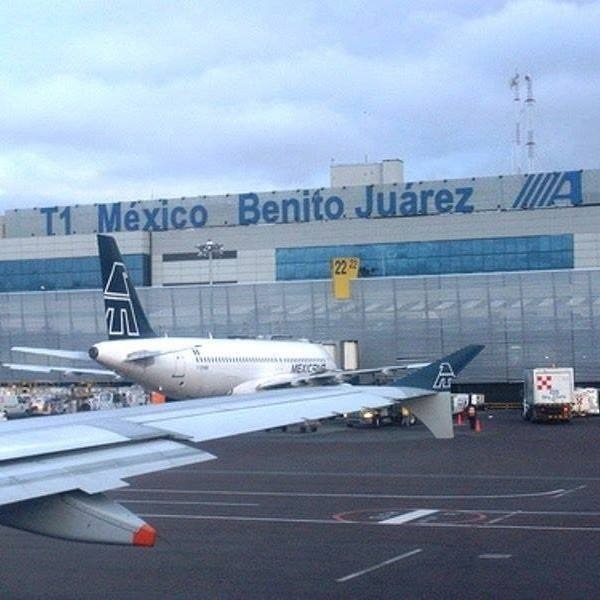 México eliminó el uso obligatorio de cubrebocas en vuelos y salas de espera de aeropuertos