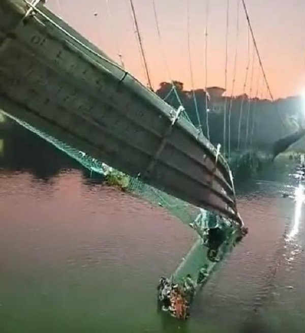 Colapsó un puente colgante en India: hay 132 muertos y 100 desaparecidos