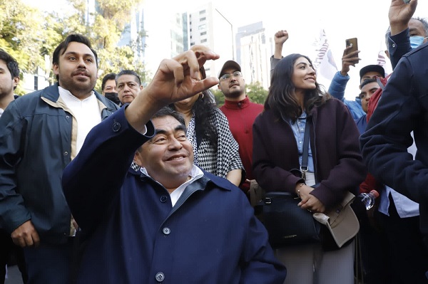 Acudió Miguel Barbosa a la marcha para apoyar a AMLO