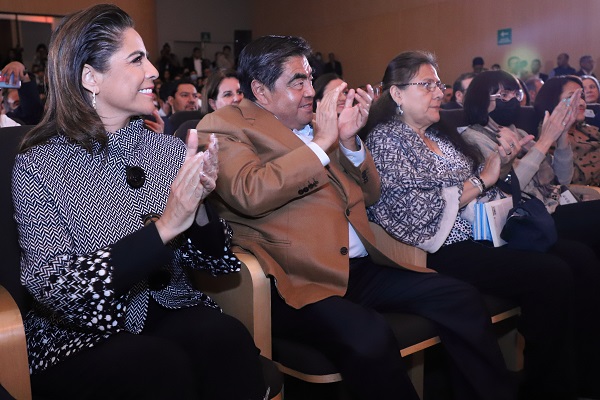 Asiste Miguel Barbosa a conferencia magistral de Fernando Savater