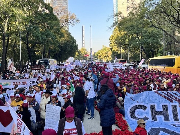Seguidores de AMLO marchan rumbo al zócalo