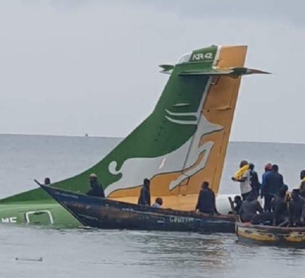Se estrella avión con 43 personas en un lago de Tanzania