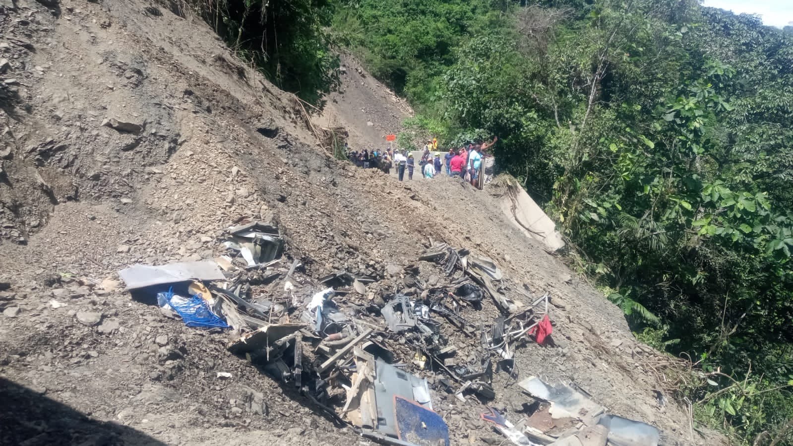Rescatan a una niña aferrada al cadáver de su madre en el autobús sepultado en Colombia