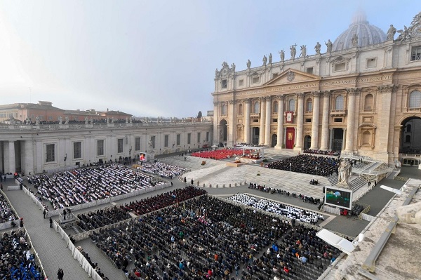 Sobrio y solemne el funeral de Benedicto XVI