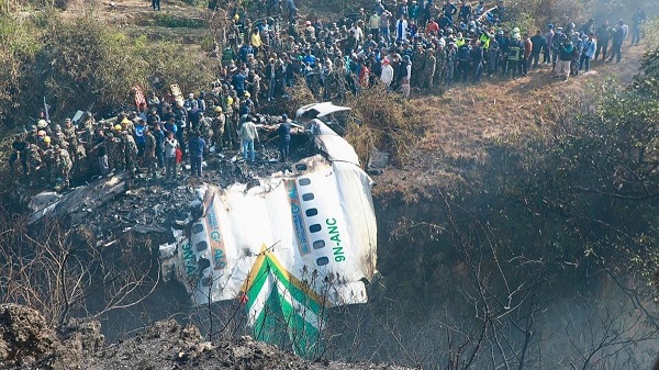 Mueren más de 65 personas en un accidente de avión en Nepal