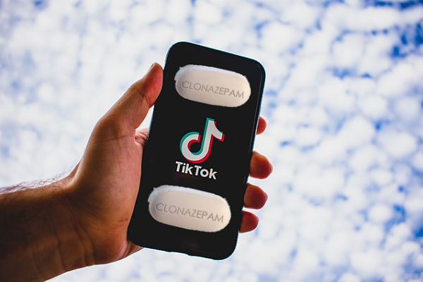 Emiten alerta por reto viral en TikTok de tomar medicamentos para el sueño
