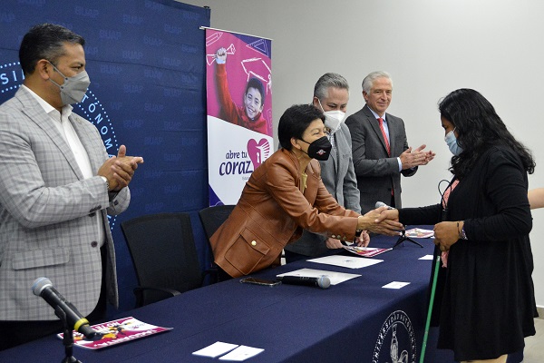 Impulsan BUAP y empresarios a que estudiantes concluyan sus estudios  
