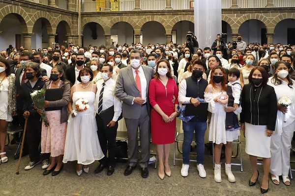 Gobierno de Puebla otorga certeza jurídica a parejas