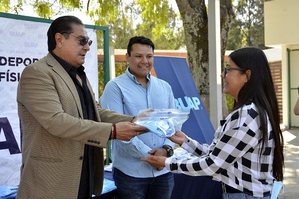 Entrega BUAP uniformes al equipo de lacrosse