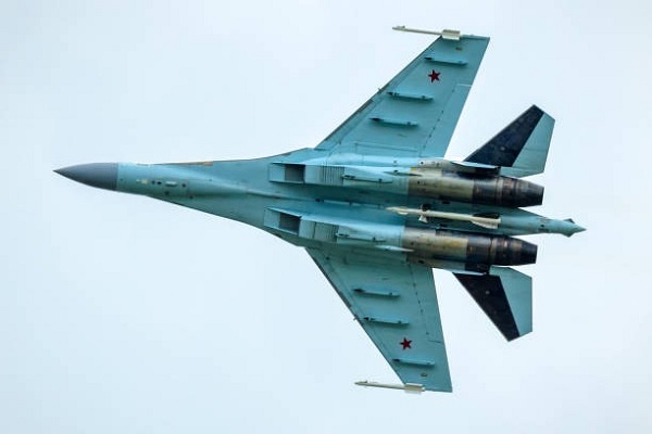 Rusia desplegó un avión caza por la presencia de dos bombarderos de Estados Unidos