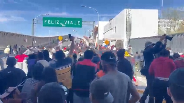Intentan migrantes pasar a la fuerza a Estados Unidos por Ciudad Juárez
