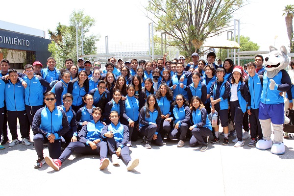 La rectora Lilia Cedillo entregó uniformes a deportistas que participarán en Universiada Regional 2023
