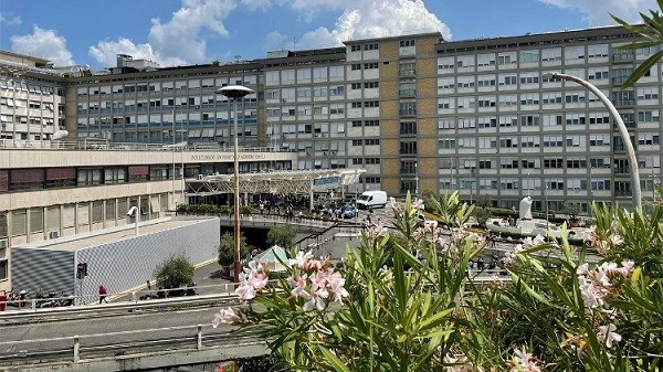 Primer parte médico: ‘El Papa está bien, despierto y hablando con sus colaboradores’