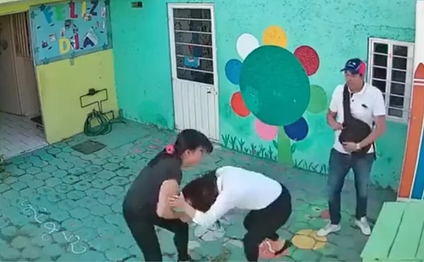 Padres de familia agreden a maestra de escuela en Edomex