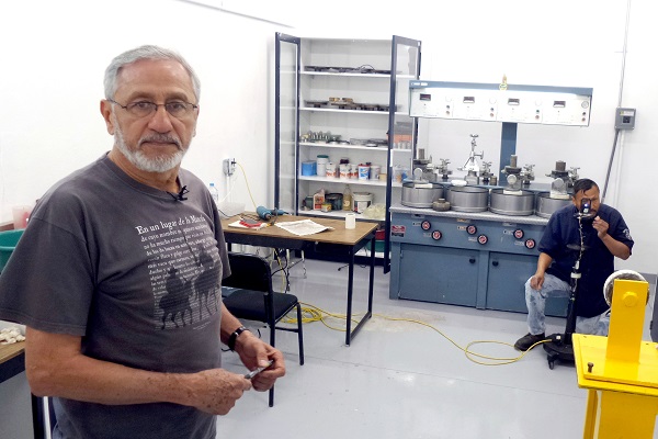 ‘Reciclando un celular para construir un microscopio escolar’, un programa con compromiso social y ambiental