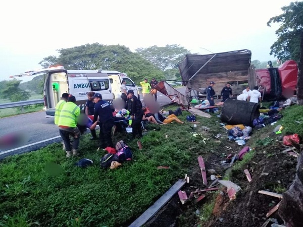 Mueren 10 migrantes en accidente carretero en Chiapas
