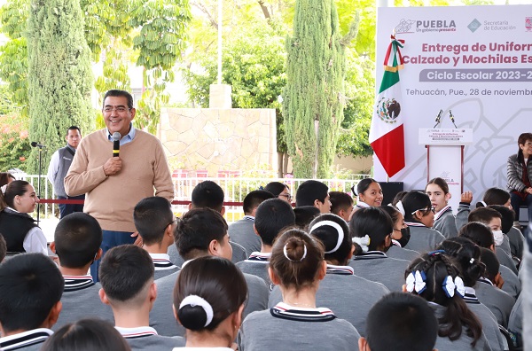 Entrega Sergio Salomón uniformes escolares
