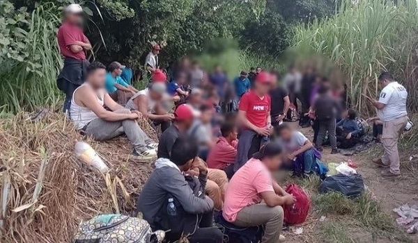 Rescatan a 69 migrantes abandonados en Veracruz
