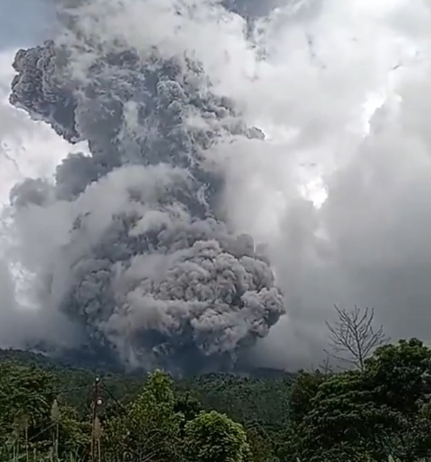 Mueren alpinistas tras erupción del volcán Merapi