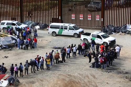 Dan vía libre a Texas para detener y expulsar a migrantes