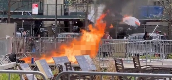 Hombre se prende fuego afuera de la corte de NY donde juzgan a Trump