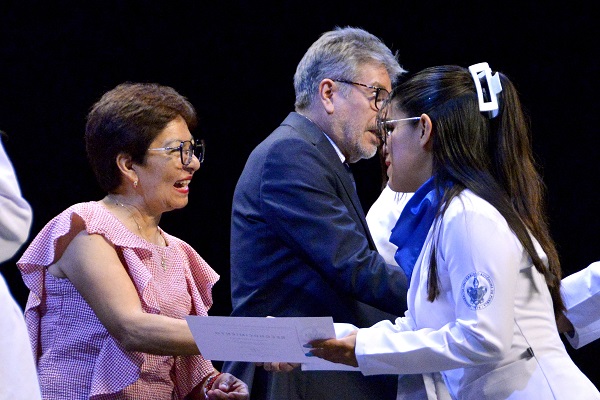 Encabeza Lilia Cedillo graduación de Medicina